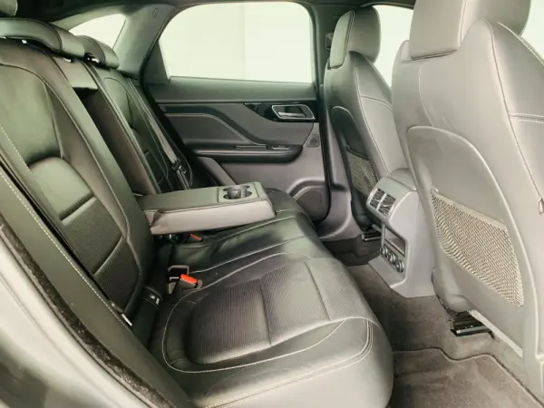 Jaguar F-Pace 2.0 i4D R-Sport AWD 42