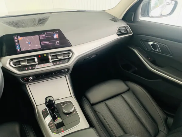 BMW 318 d Touring Auto 44