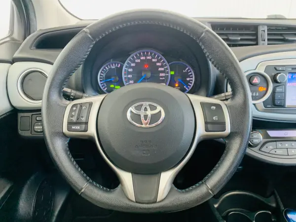 Toyota Yaris Hybrid 11