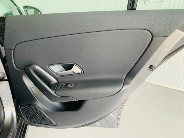 Mercedes-Benz CLA 180 7G-DCT Progressive 38