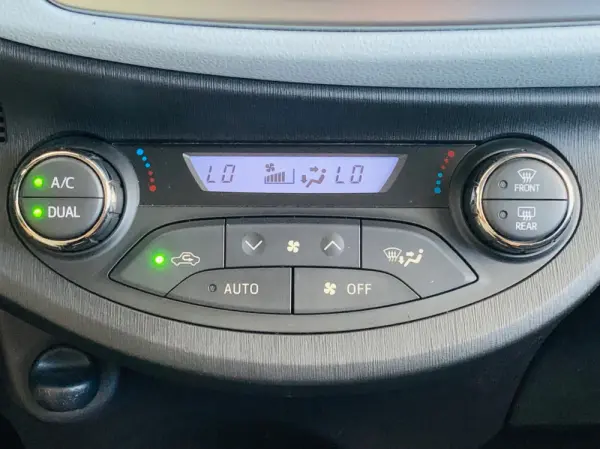 Toyota Yaris Hybrid 24