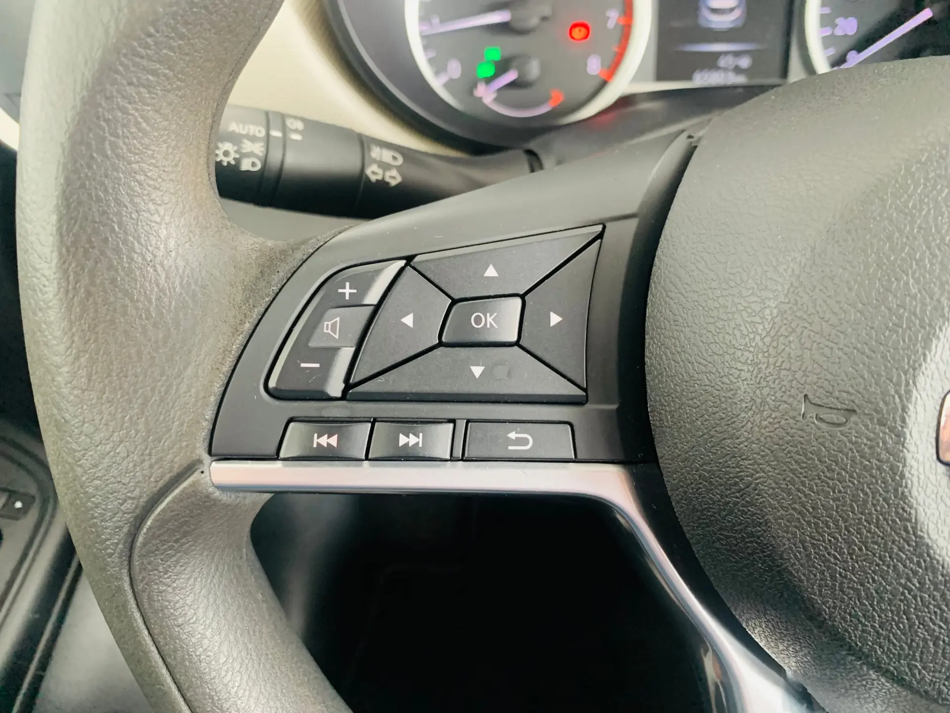 Nissan Micra 0.9 IG-T N-Connecta 12