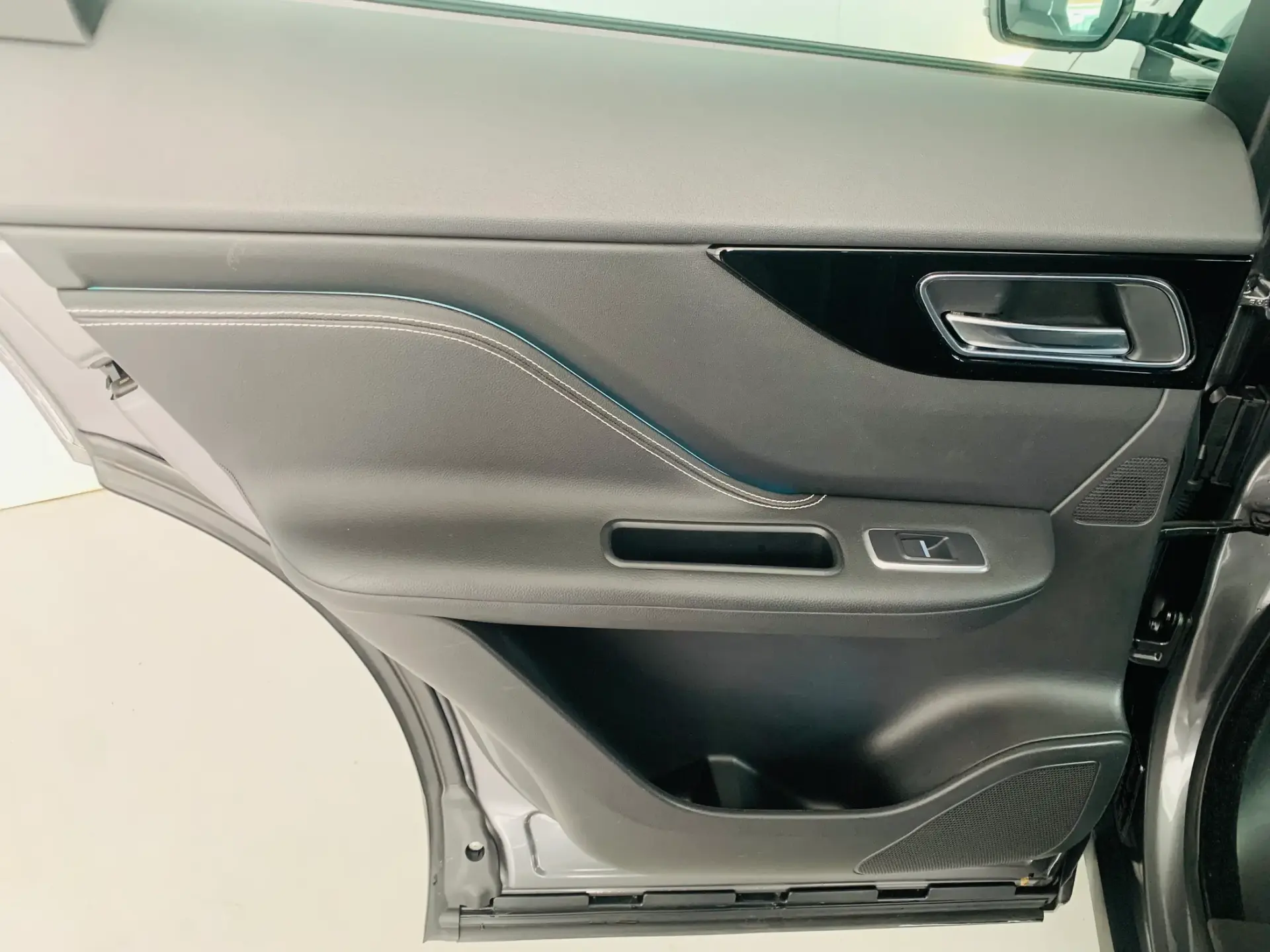 Jaguar F-Pace 2.0 i4D R-Sport AWD 32