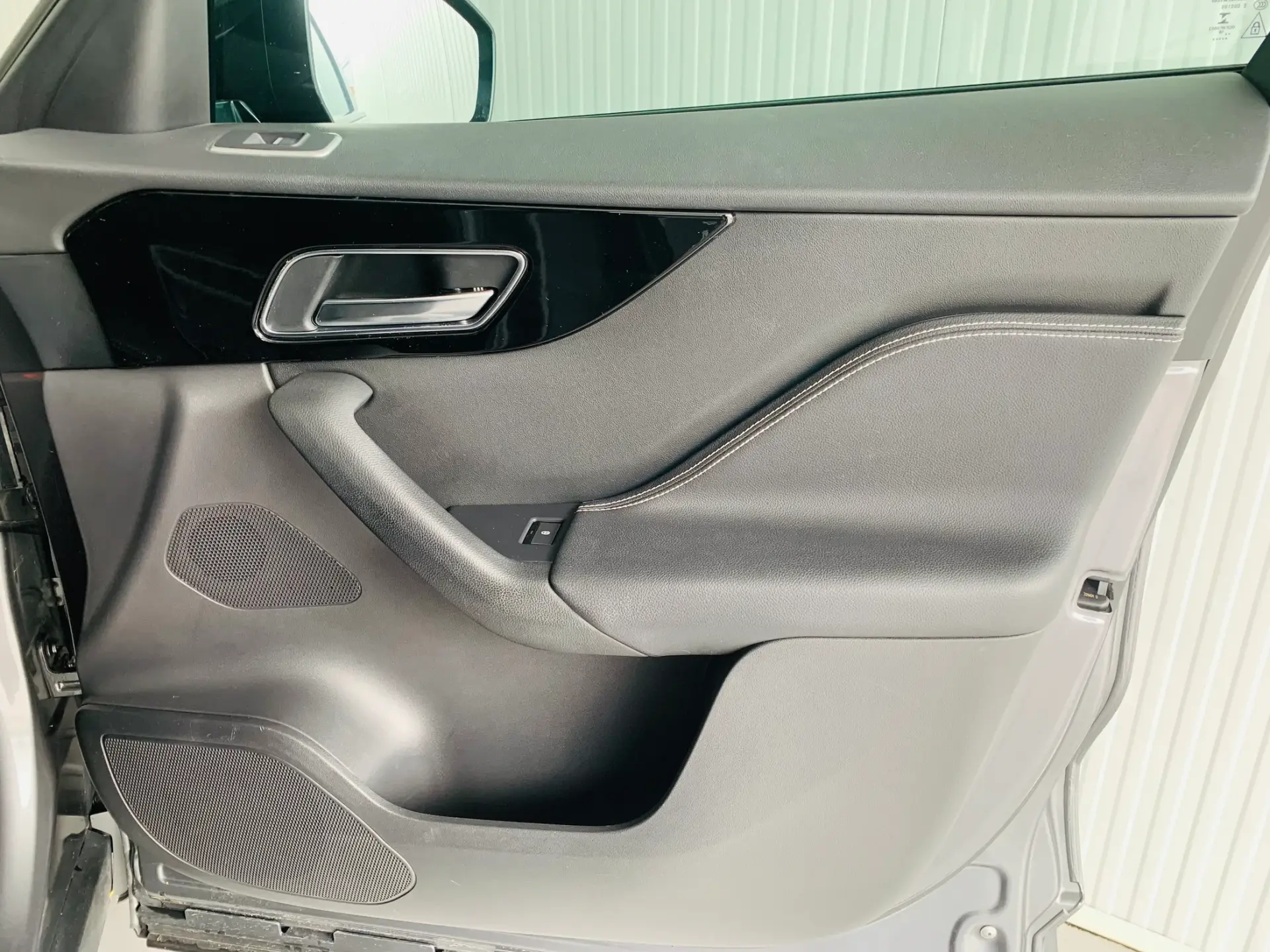 Jaguar F-Pace 2.0 i4D R-Sport AWD 44