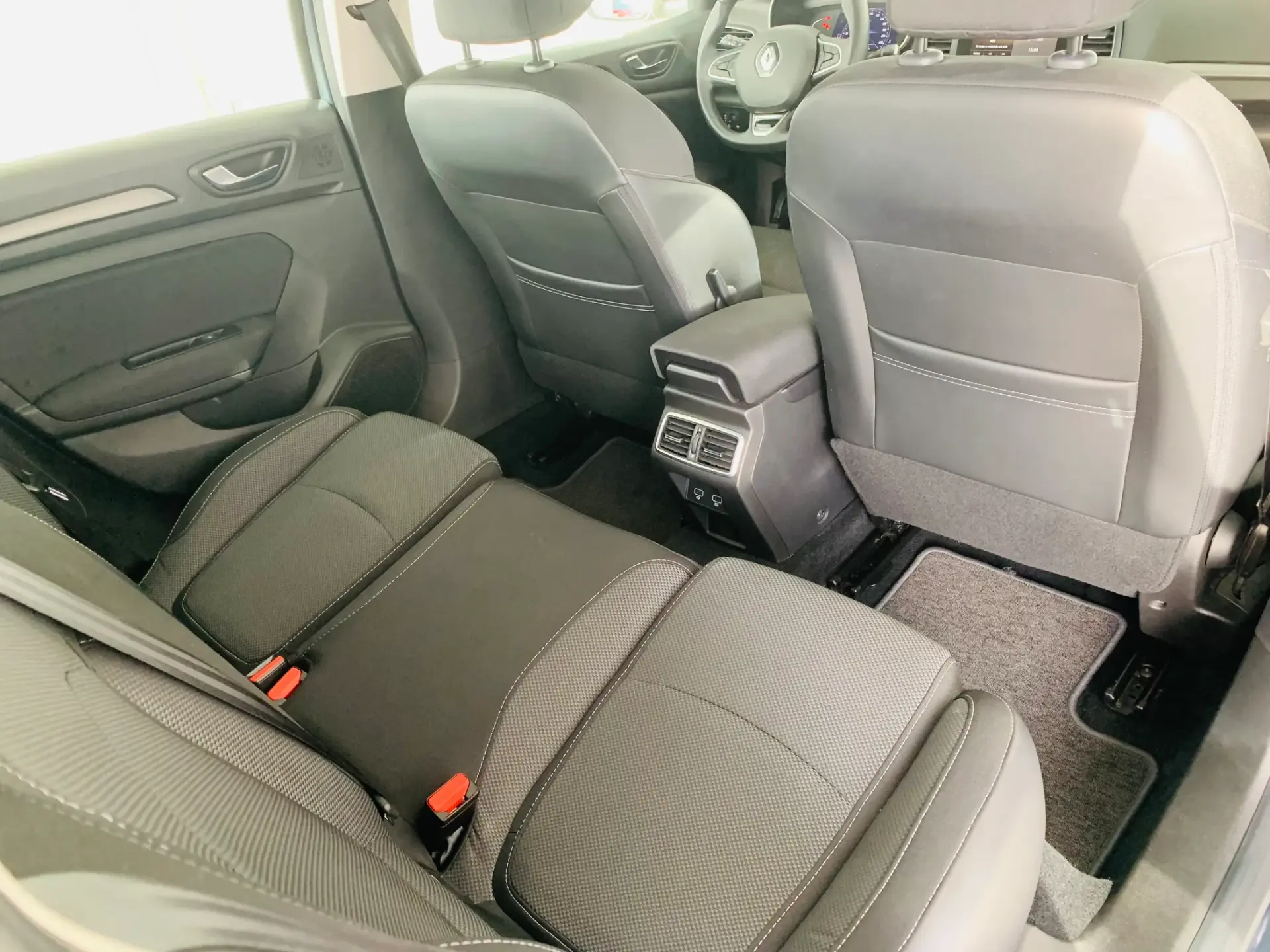 Renault Mégane Sport Tourer 1.5 Blue dCi Techno 37