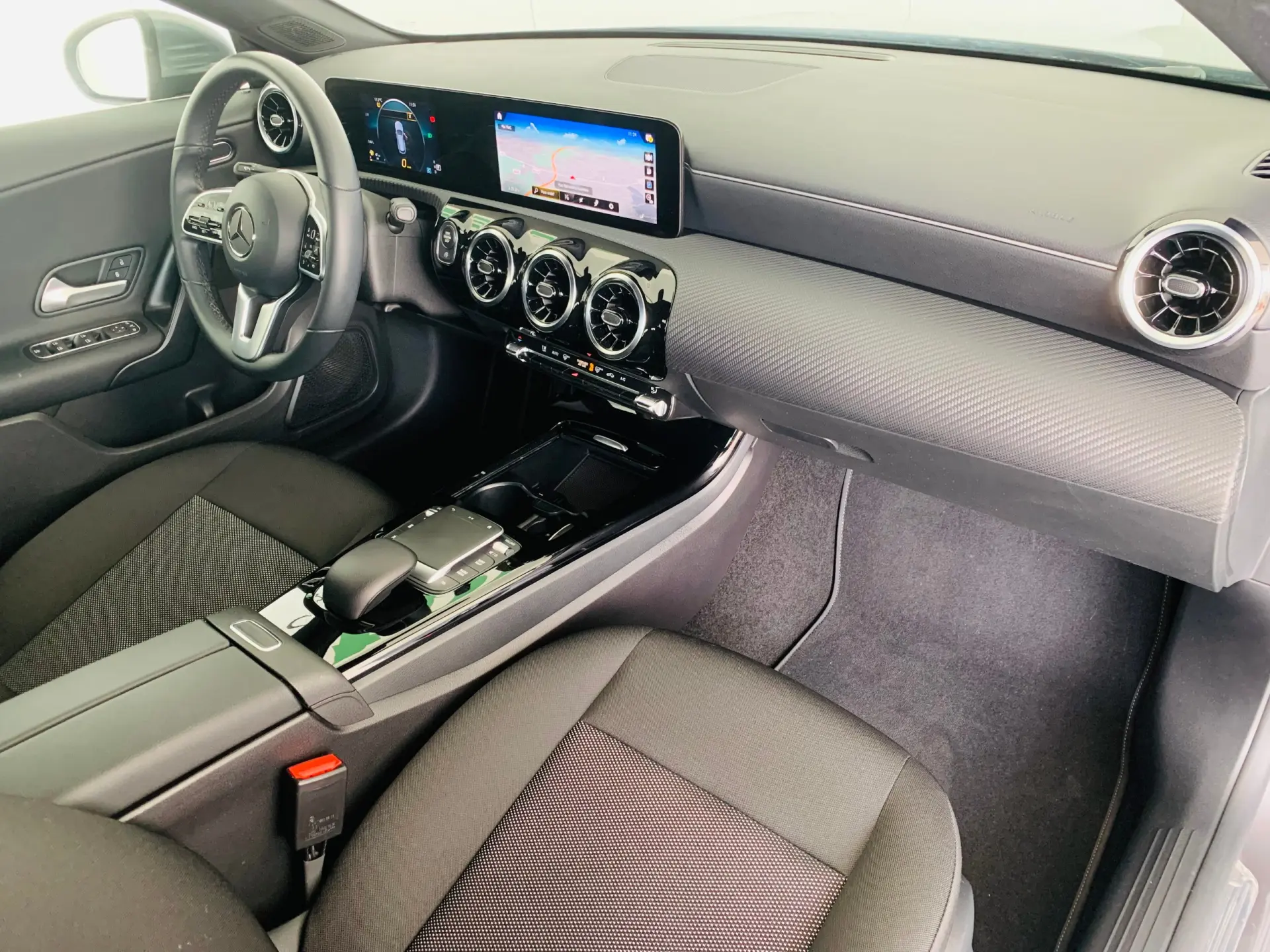 Mercedes-Benz CLA 180 7G-DCT Progressive 44