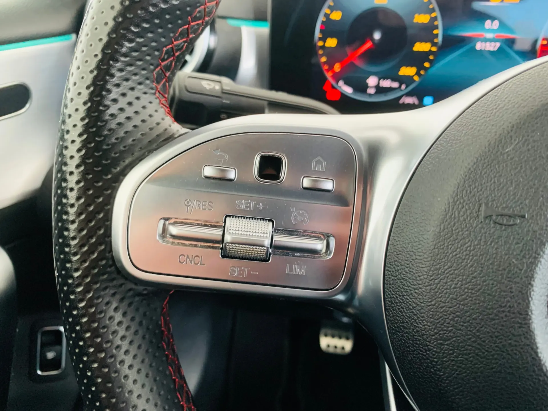 Mercedes-Benz A 180 Limousine d AMG Line 13