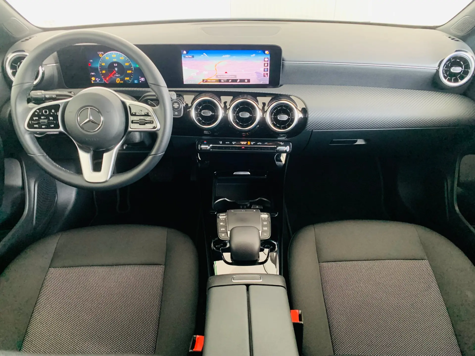 Mercedes-Benz CLA 180 7G-DCT Progressive 33