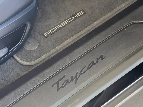 Porsche Taycan 4 32