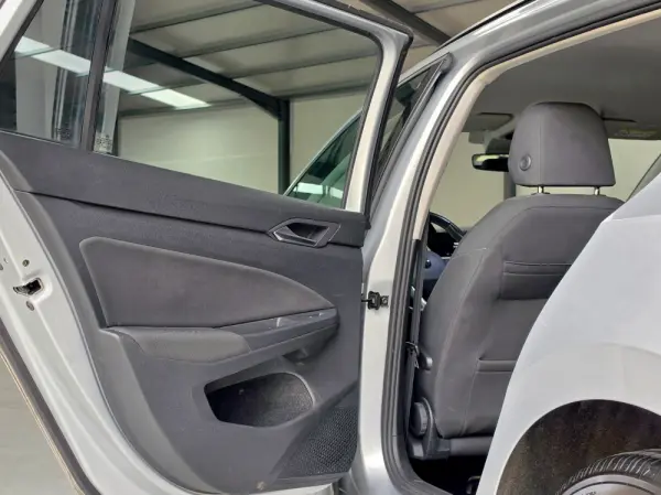 Volkswagen Golf Variant 1.0 eTSI OPF DSG Life 29