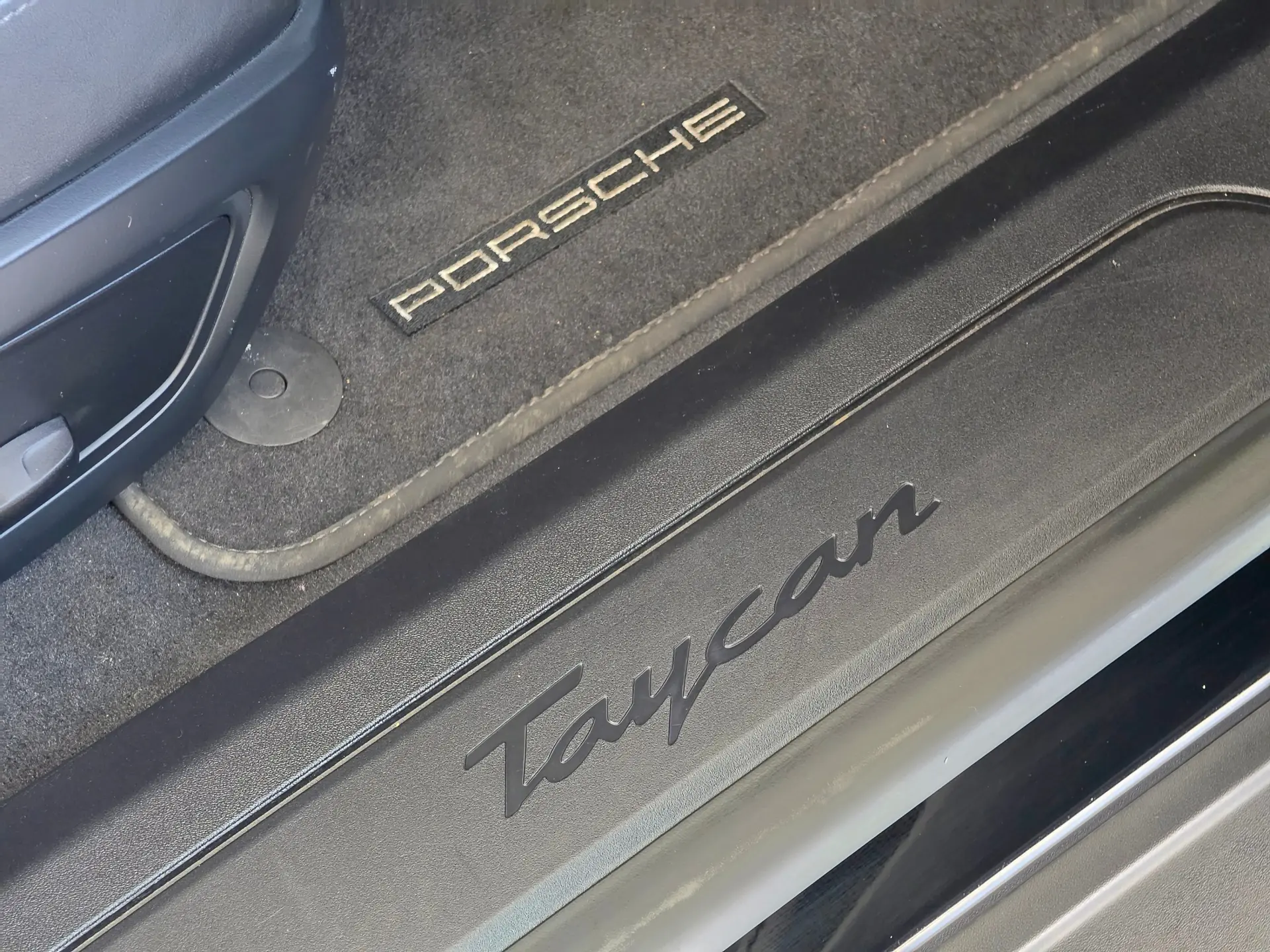 Porsche Taycan 4 32
