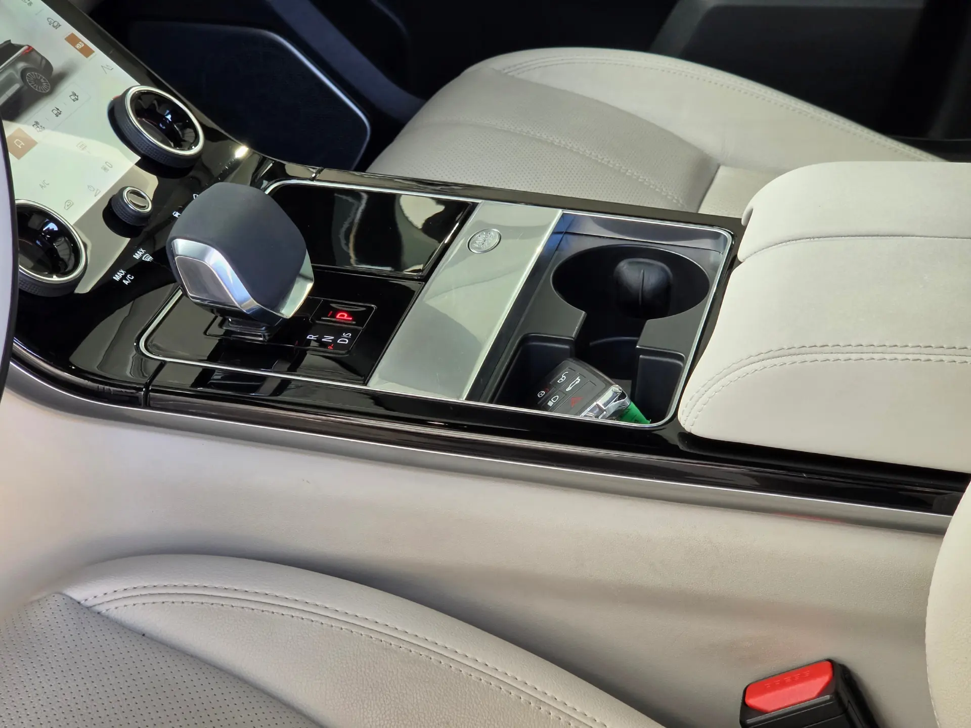 Land Rover Range Rover Velar 2.0 P400e AWD R-Dynamic SE 26