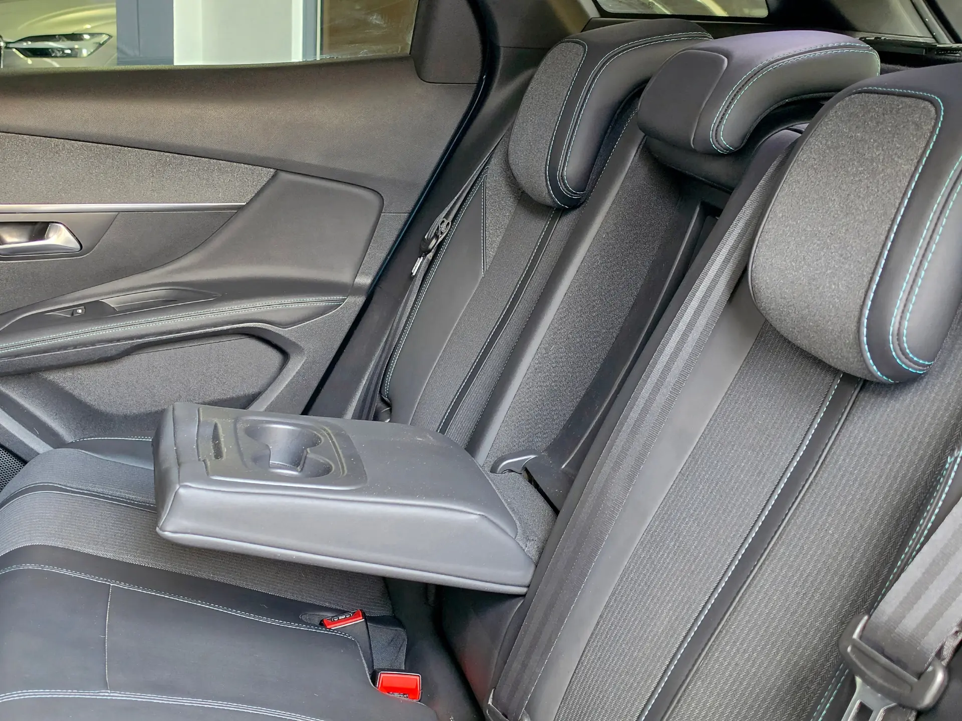 Peugeot 3008 1.6 Hybrid Allure e-EAT8 30