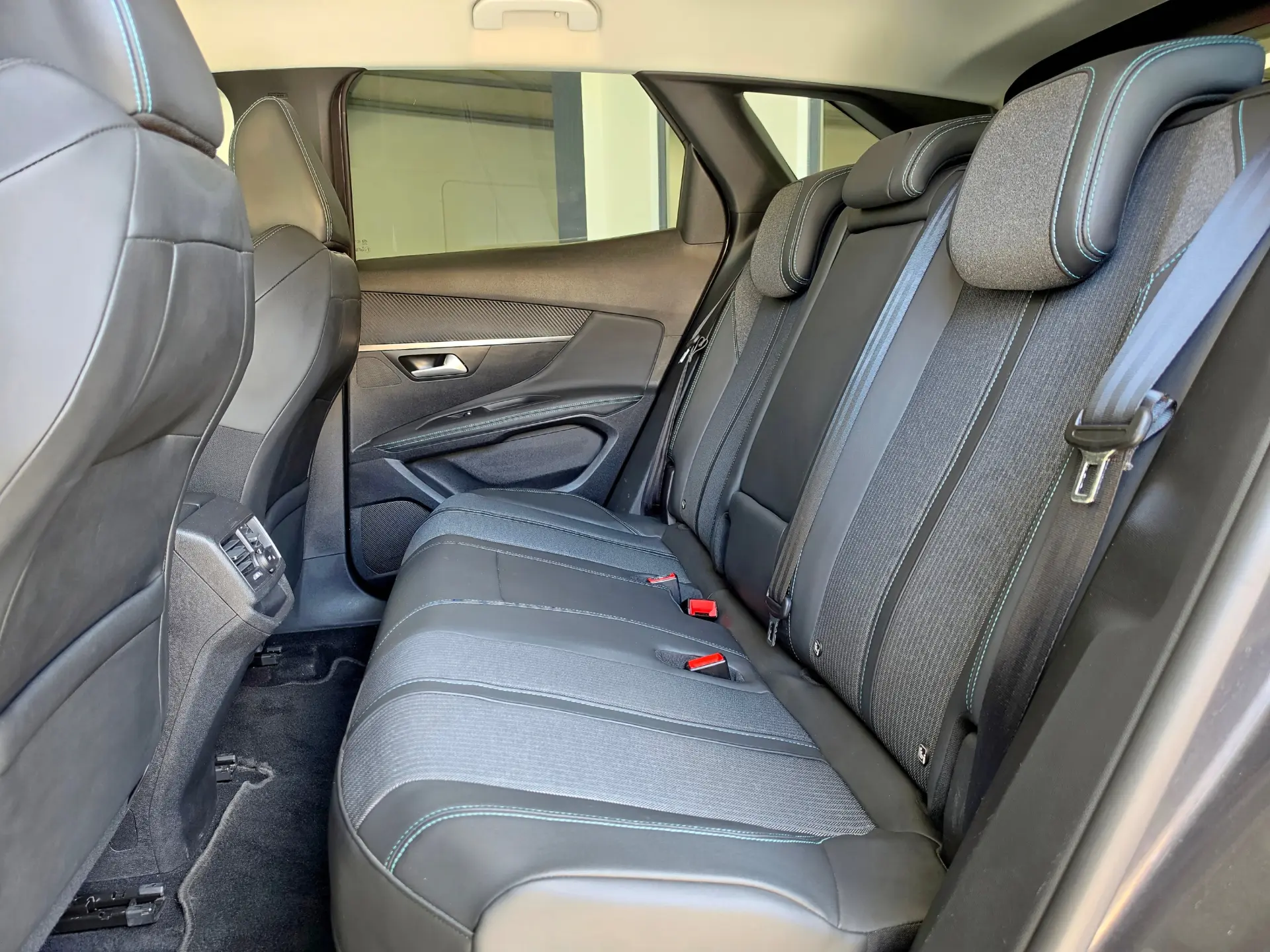 Peugeot 3008 1.6 Hybrid Allure e-EAT8 37