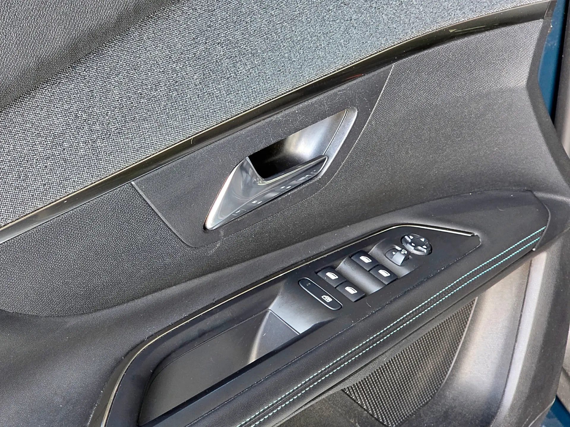 Peugeot 3008 1.6 Hybrid Allure e-EAT8 17