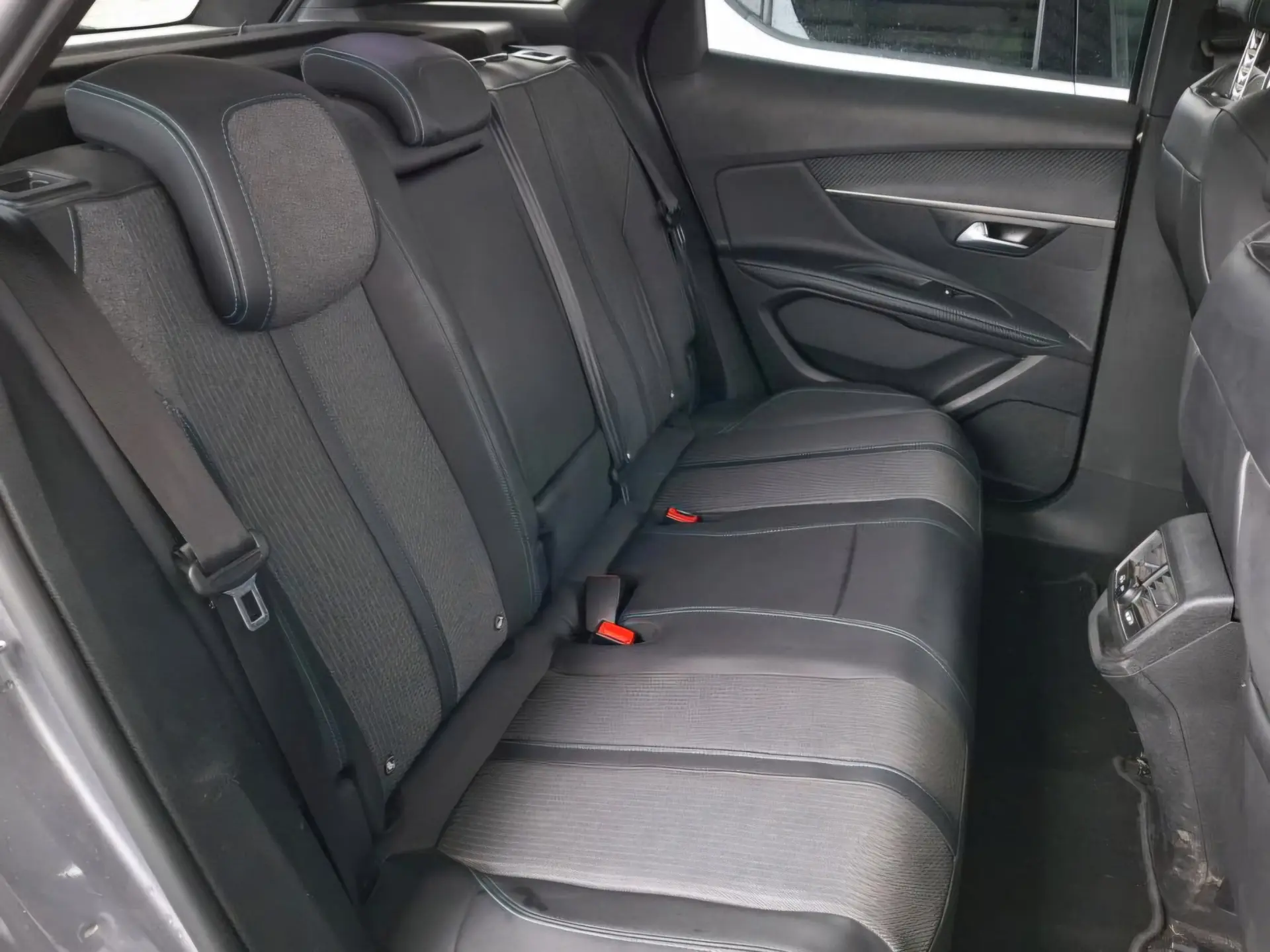 Peugeot 3008 1.6 Hybrid Allure e-EAT8 9