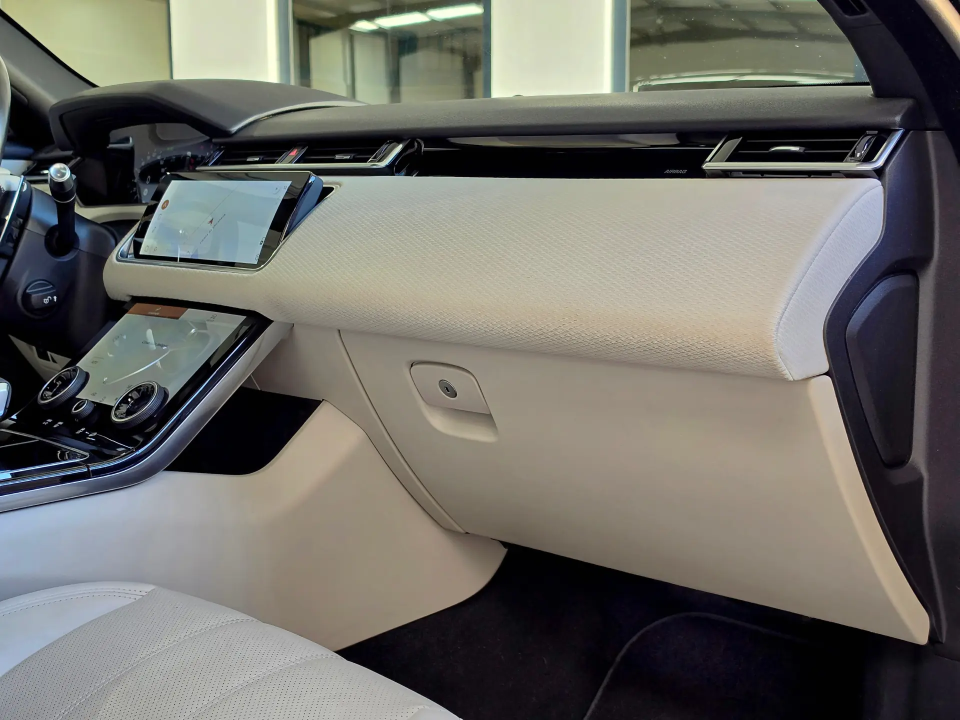 Land Rover Range Rover Velar 2.0 P400e AWD R-Dynamic SE 28