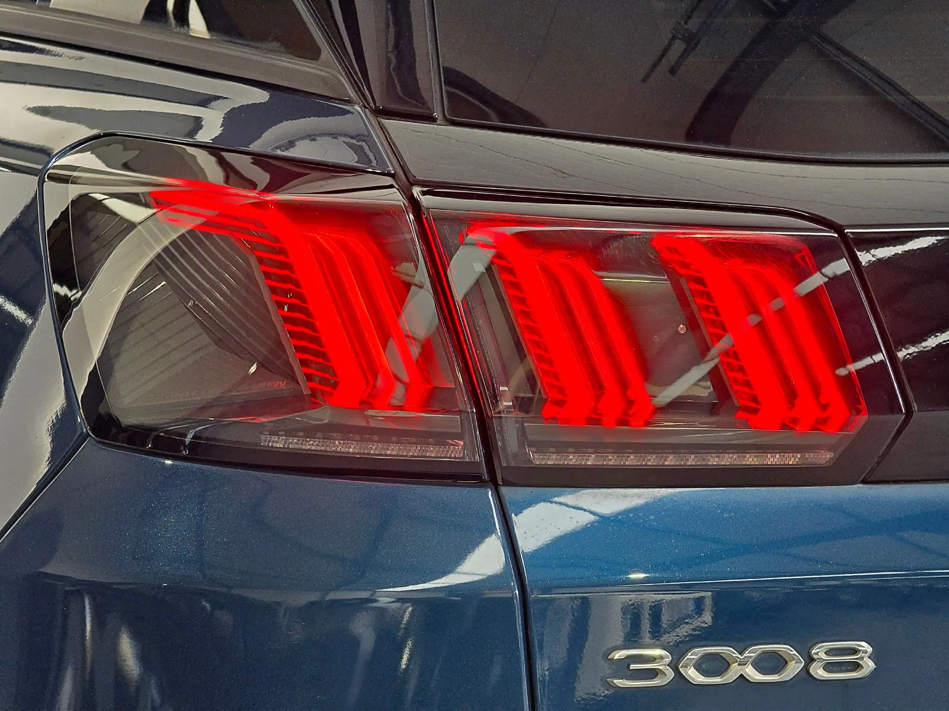 Peugeot 3008 1.6 Hybrid Allure e-EAT8 11