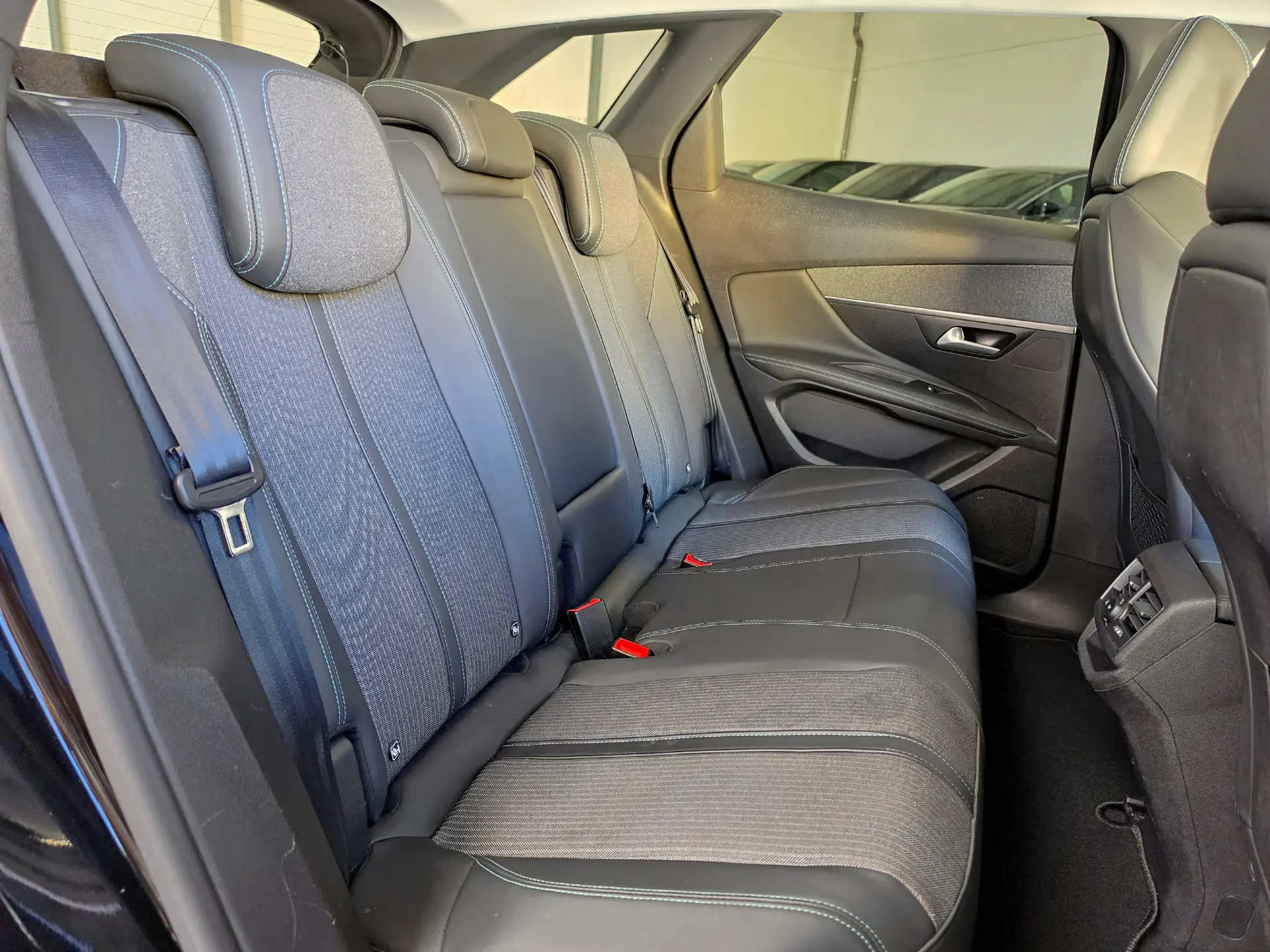 Peugeot 3008 1.6 Hybrid Allure e-EAT8 32