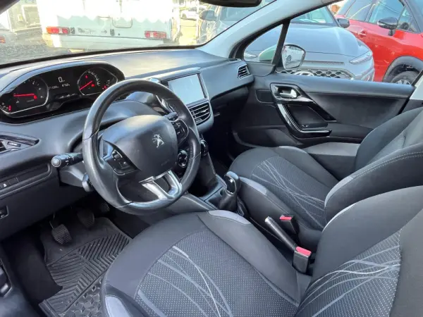 Peugeot 208 6