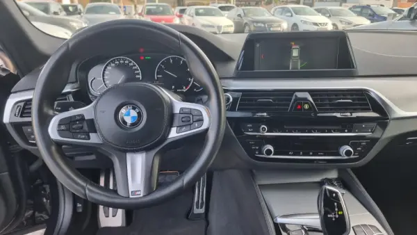 BMW 530 d Pack M Auto 10