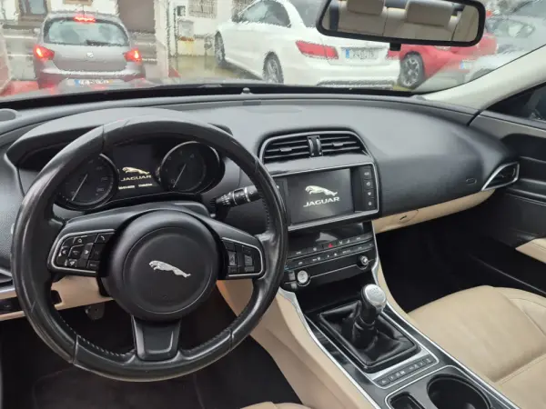 Jaguar XE 2.0 D Prestige 7