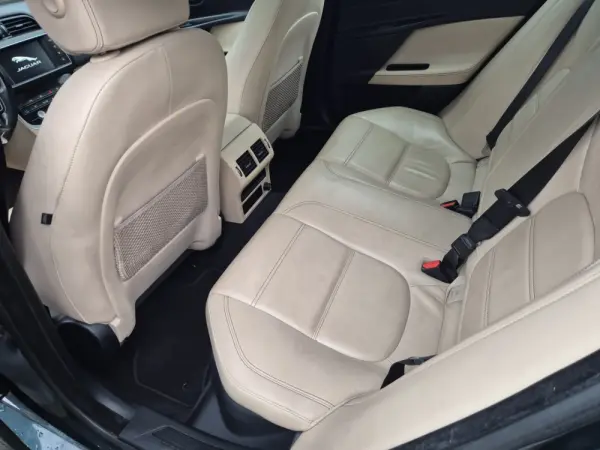 Jaguar XE 2.0 D Prestige 9