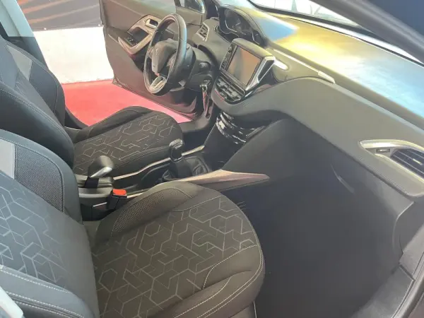 Peugeot 2008 1.6 BlueHDi Style 8