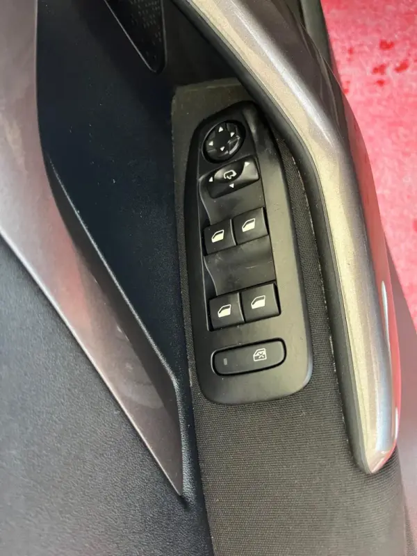 Peugeot 2008 1.6 BlueHDi Style 10