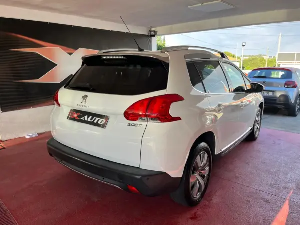 Peugeot 2008 1.2 PureTech Allure 5