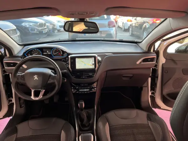 Peugeot 2008 1.2 PureTech Allure 10