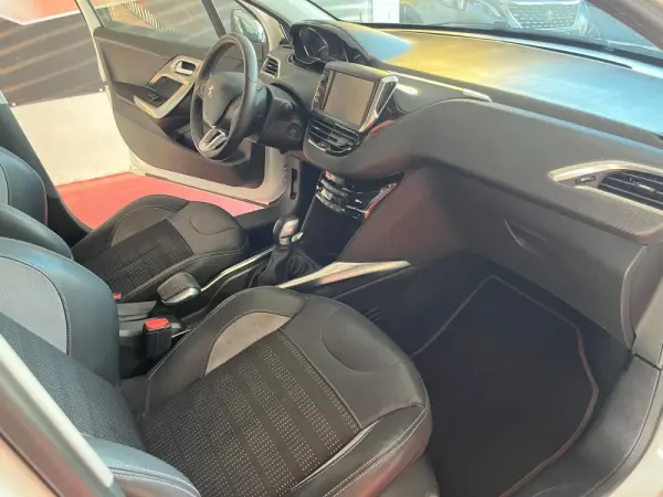 Peugeot 2008 1.2 PureTech Allure 12