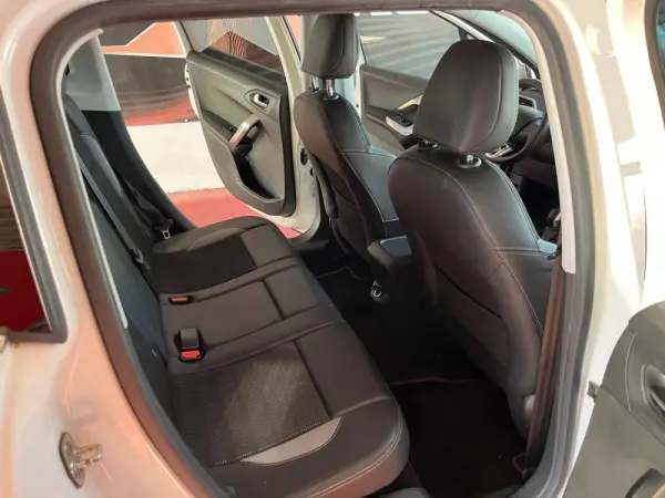 Peugeot 2008 1.2 PureTech Allure 21