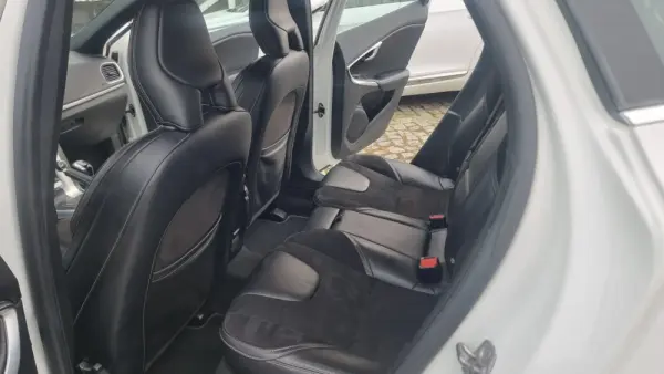 Volvo V40 2.0 D2 R-Design 14