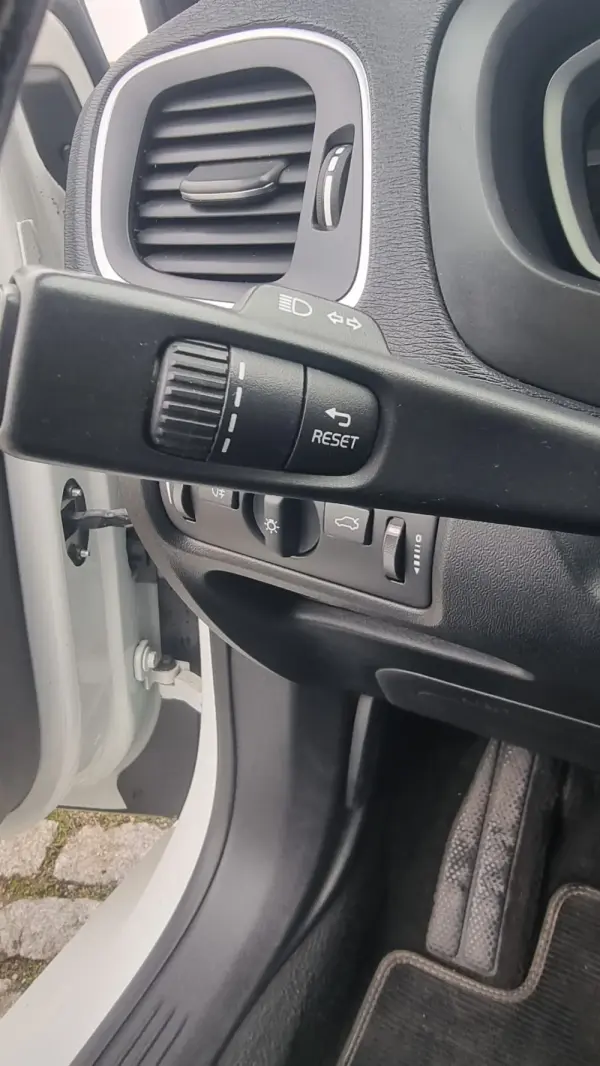 Volvo V40 2.0 D2 R-Design 18