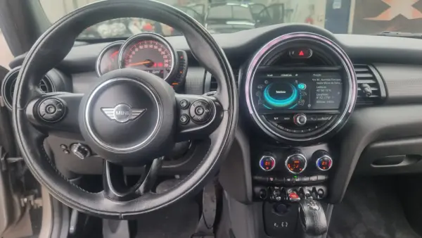 MINI 5 Portas Cooper D Auto 8