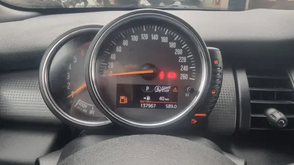 MINI 5 Portas Cooper D Auto 9