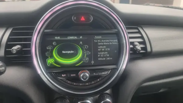 MINI 5 Portas Cooper D Auto 11