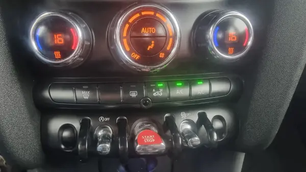 MINI 5 Portas Cooper D Auto 14