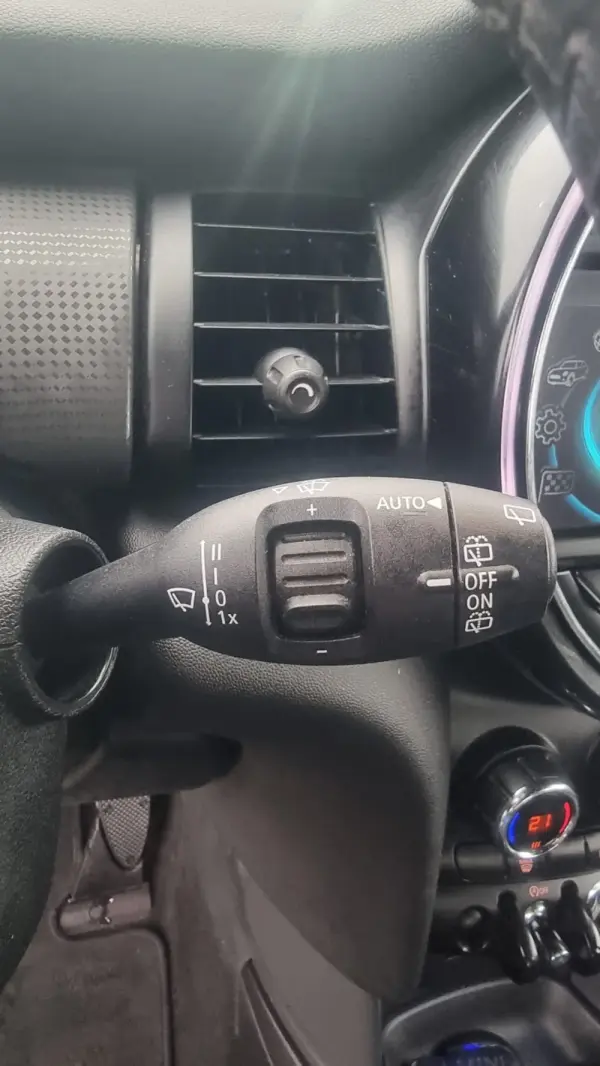 MINI 5 Portas Cooper D Auto 24