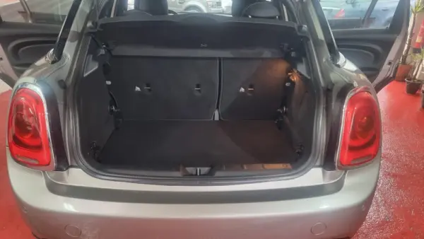 MINI 5 Portas Cooper D Auto 29