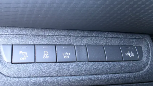 Peugeot 2008 1.6 e-HDi Allure 11