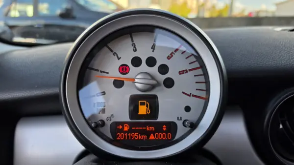 MINI 3 Portas Cooper D 8