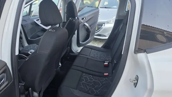 Peugeot 2008 1.6 e-HDi Allure 5