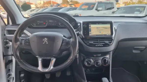 Peugeot 2008 1.2 PureTech Style 6