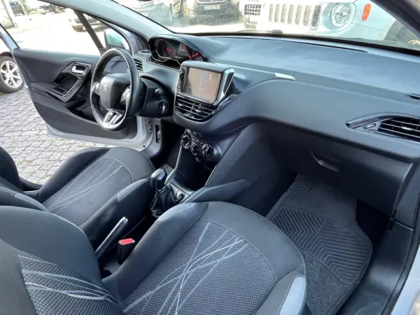 Peugeot 208 7