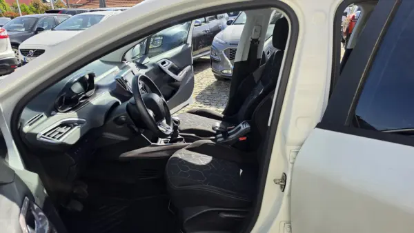 Peugeot 2008 1.6 e-HDi Allure 11