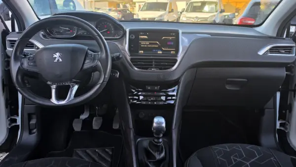 Peugeot 2008 1.6 e-HDi Allure 17