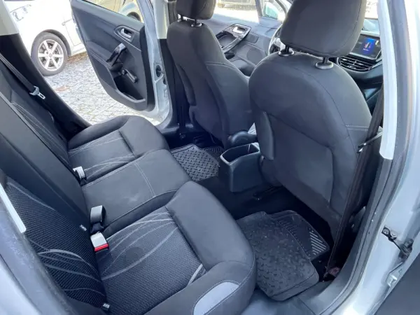 Peugeot 208 8