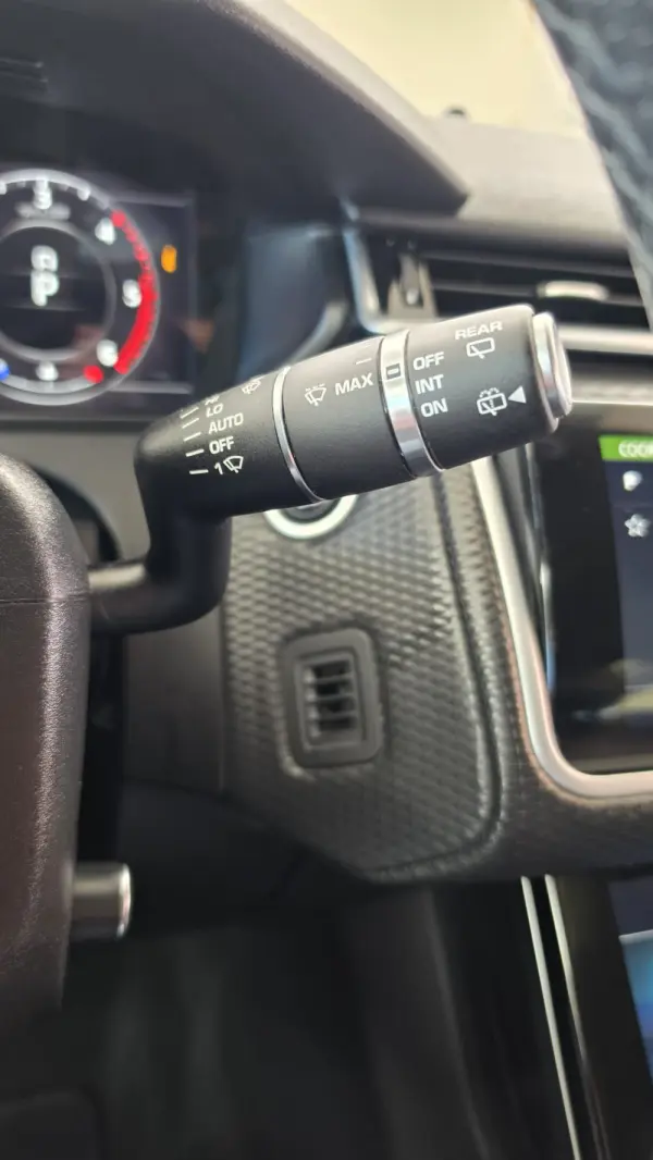 Land Rover Range Rover Velar 2.0 D R-Dynamic SE 24